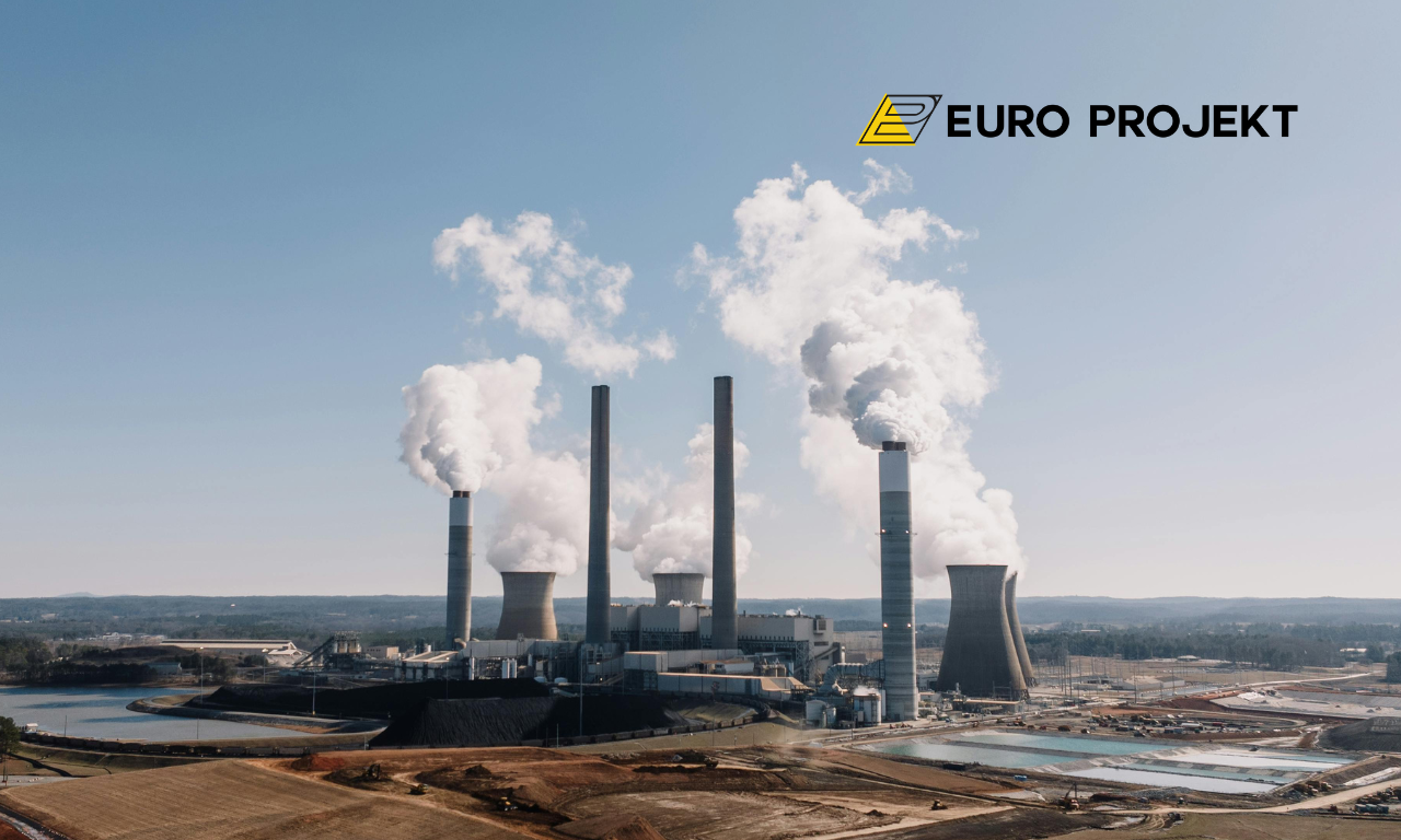 Elektrownia z kominami przemysłowymi i chłodniami kominowymi