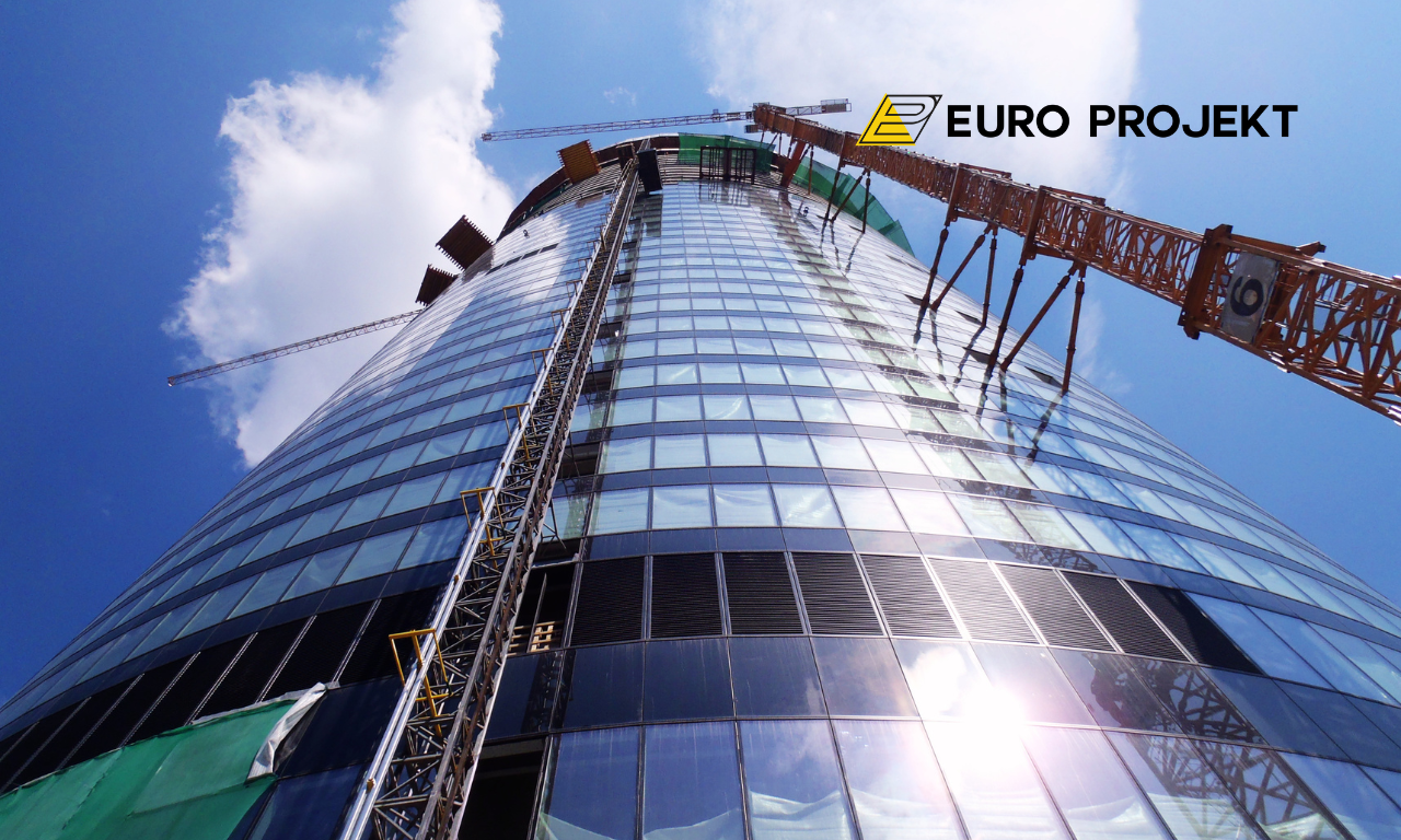 Szklana elewacja wieżowca Sky Tower we Wrocławiu, widok z dołu